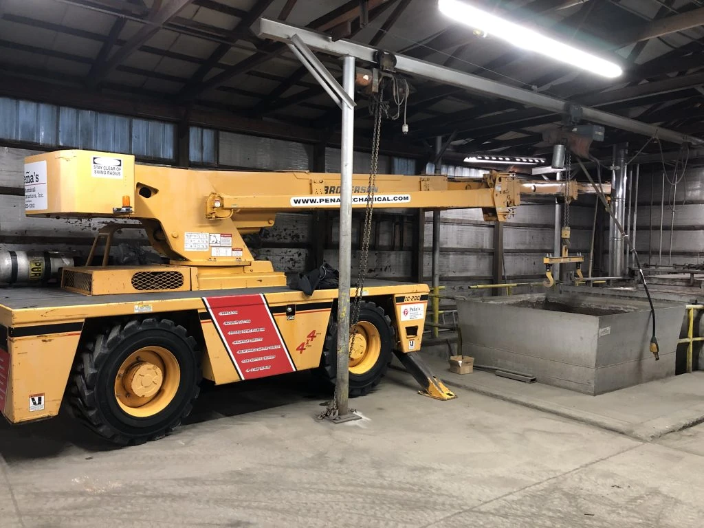 IC-200 Broderson crane preparing for lift