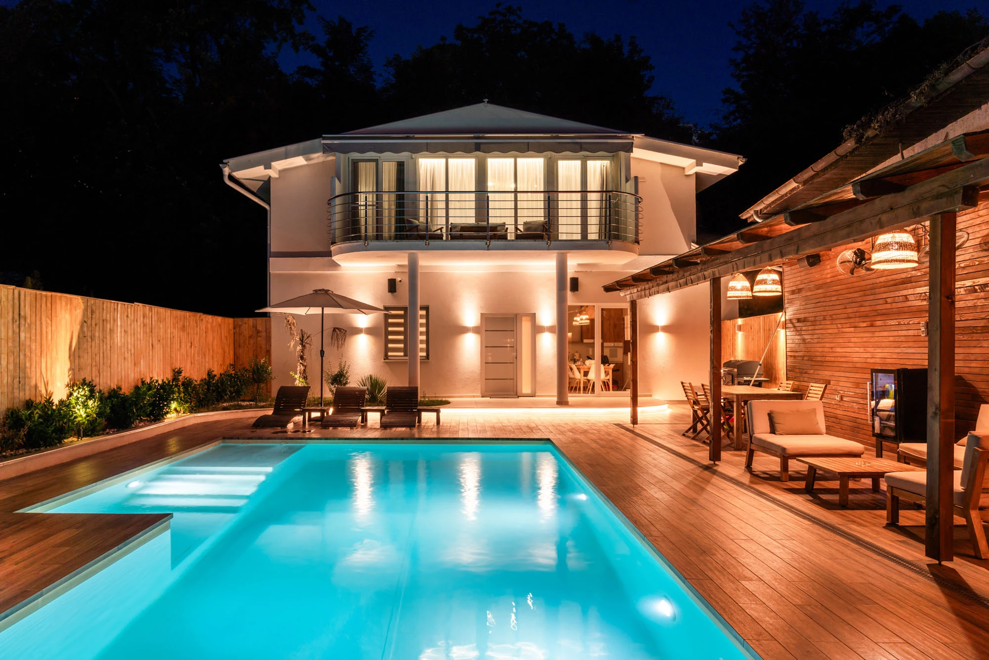 The Summer Evening Edit: Outdoor Kitchen Lighting Ideas, Sound, and Seating to Match Your Grill’s Presence