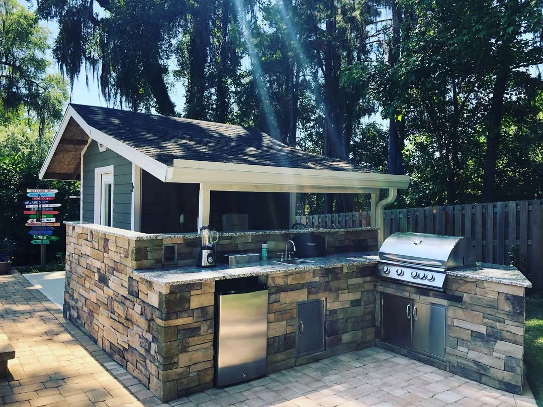 Florida Living Perfected: A Backyard Kitchen Built for Year-Round Enjoyment
