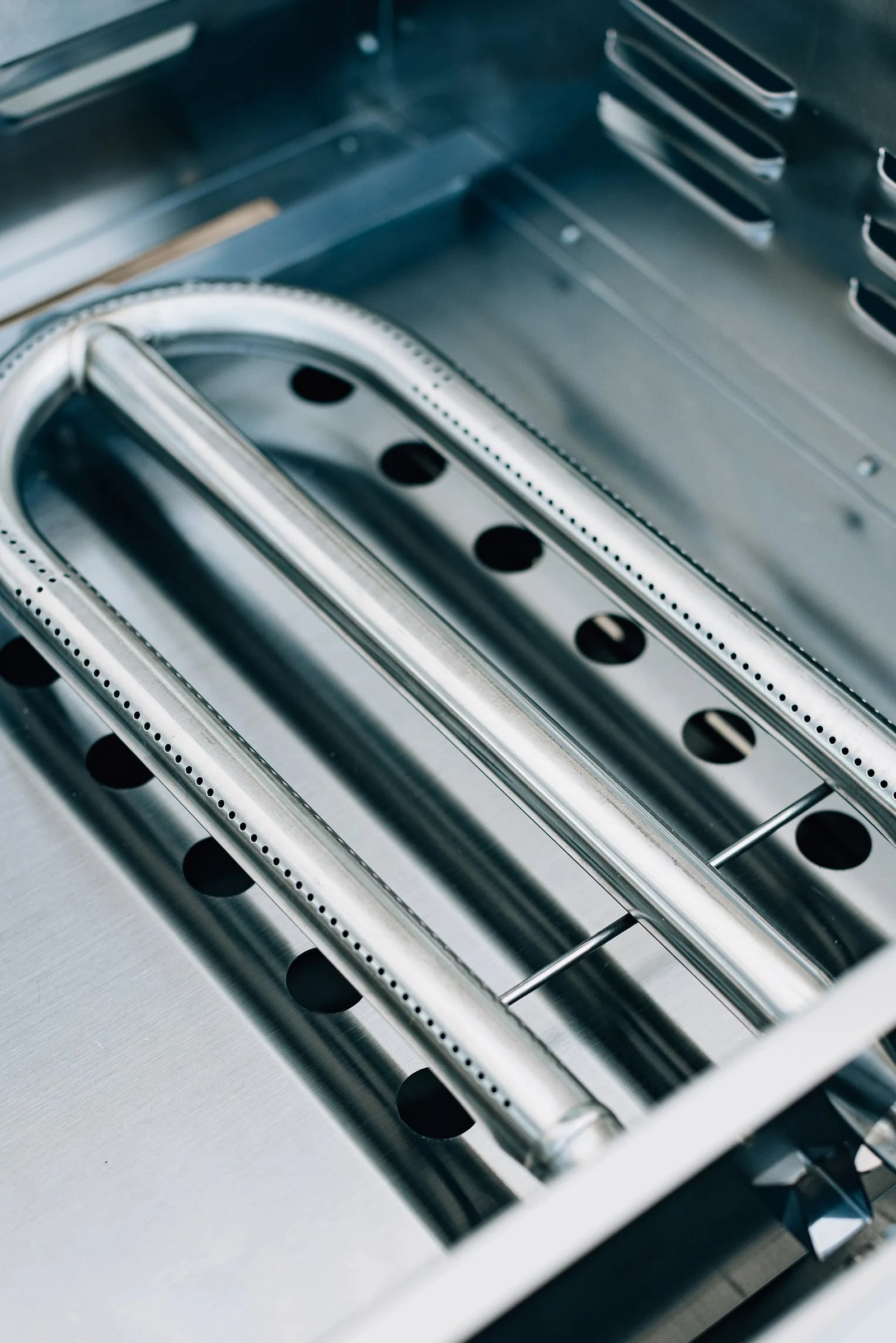 Dual stainless steel U-tube burners inside the Summerset 30-inch Griddle Pro built-in gas griddle, rated at 18,000 BTUs each
